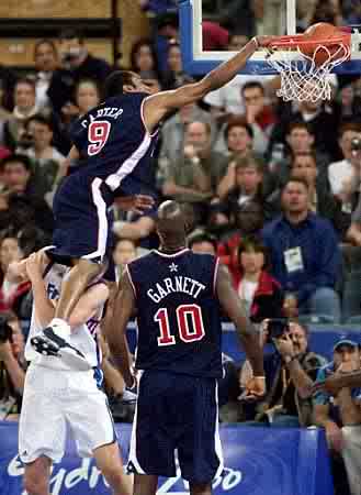 Vince Carter Dunks on Frederic Weis