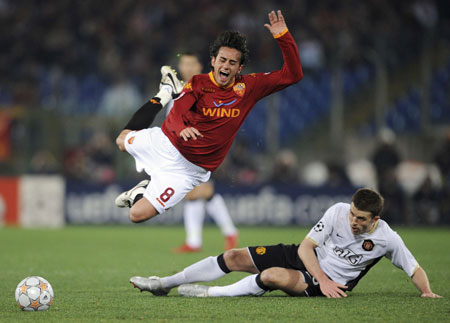 Manchester United AS Roma Tackle