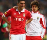Pablo Aimar trying to comfort Enzo Perez in the end. Perez was one of the best performers for Benfica in both matches this week, but they both ended in tears for him.