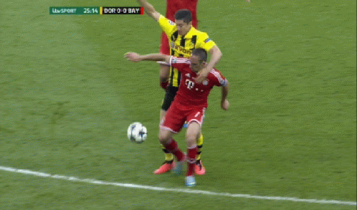 Franck Ribery Elbowing Robert Lewandowski