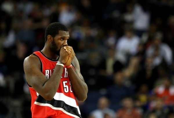 Greg Oden Blowing on his hands