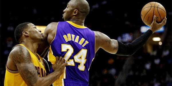 Los Angeles Lakers – Kobe Bryant Keeps Playing Alone