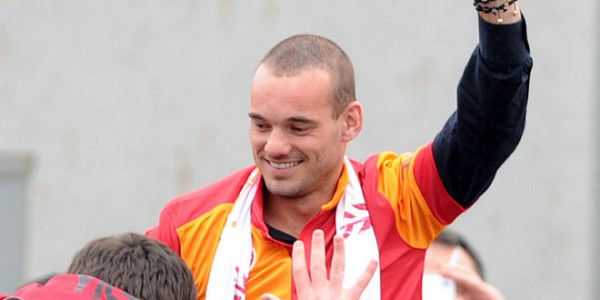 Amazing Galatasaray Fans Welcome Wesley Sneijder