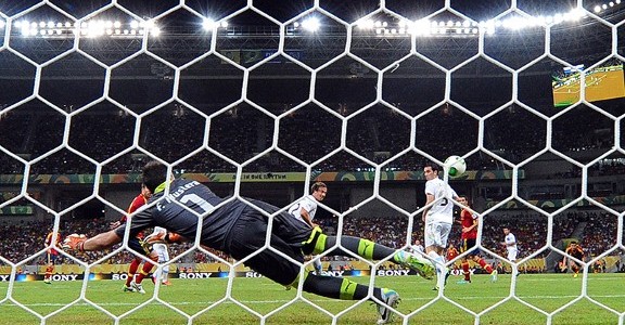 2013 Confederations Cup – Luis Suarez Free Kick Goal Is Too Late (Spain vs Uruguay)