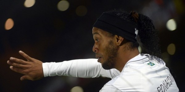 Ronaldinho Scores Beautiful Free Kick, Loses and Gets Mobbed by Casablanca Players