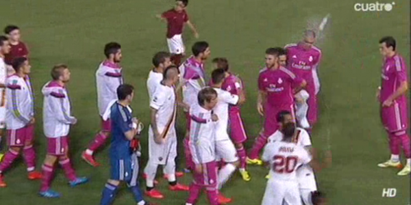 Seydou Keita Refuses to Shake Hands With Pepe & Throws Watter Bottle at Him