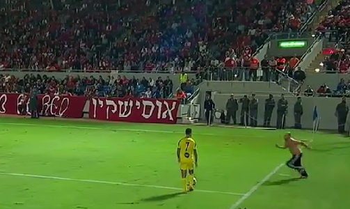 Tel-Aviv Derby Abandoned After Fan Attacks Player; Somehow Footballer Gets Sent Off