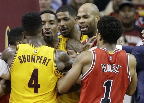 Cleveland Cavaliers & Chicago Bulls players scuffling in game 5