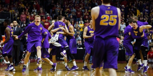 2016 College Basketball Season – Five Undefeated Teams Left