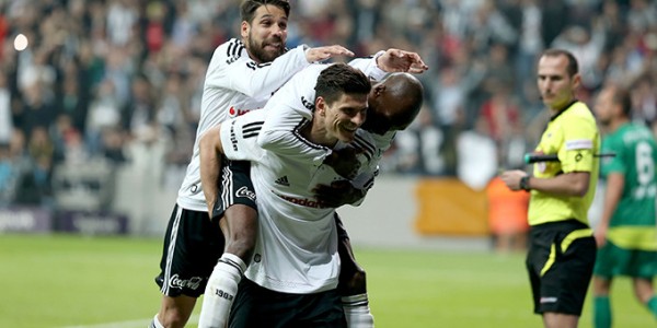 Mario Gomez Makes Beşiktaş Fans Delirious With First Goal Ever in Vodafone Arena