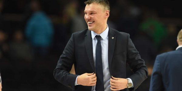 Žalgiris Head Coach Šarūnas Jasikevičius Teaches Reporter That Family Comes First